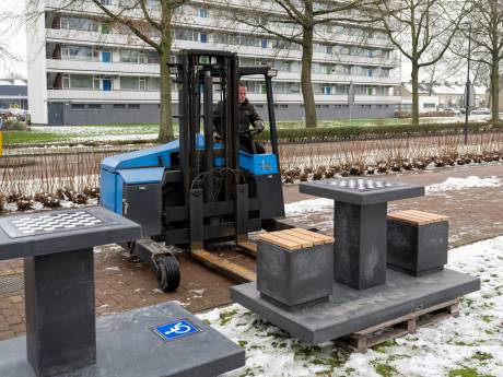 Schuiven met paarden en pionnen in de buitenlucht: Waalwijk is zes schaaktafels rijker