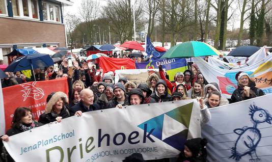 Stakende leraren kwamen vanmorgen bijeen in Abbenbroek.