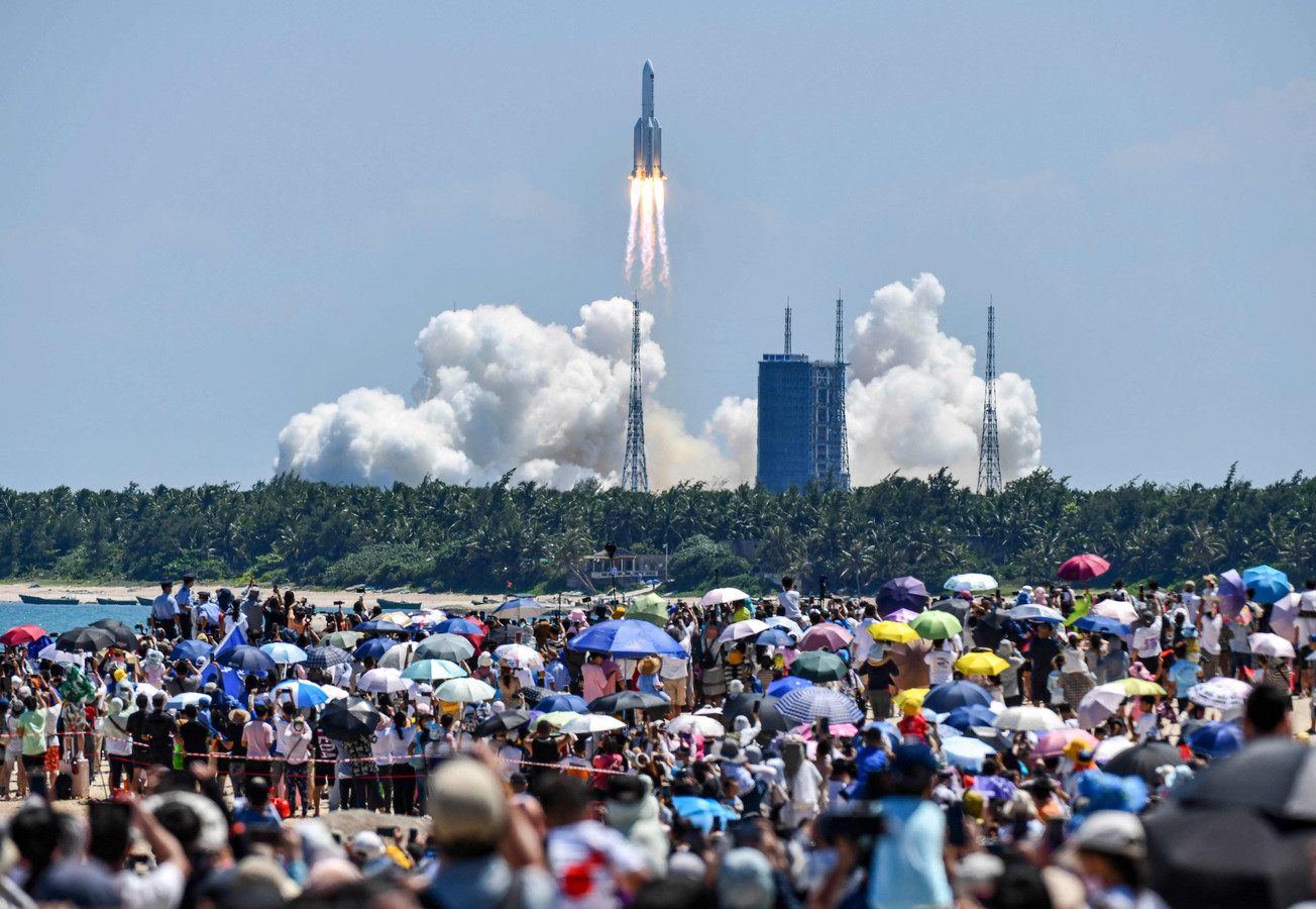 Des badauds observent le lancement d'une fusée transportant le deuxième module de la station spatiale Tiangong depuis le port spatial de Wenchang, dans le sud de la Chine, le 24 juillet 2022.