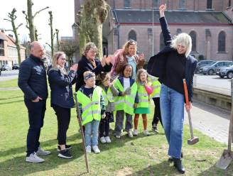 Zangeres Els Pynoo en kinderen geven startschot voor Vlaams Kampioenschap Tegelwippen in Zulte