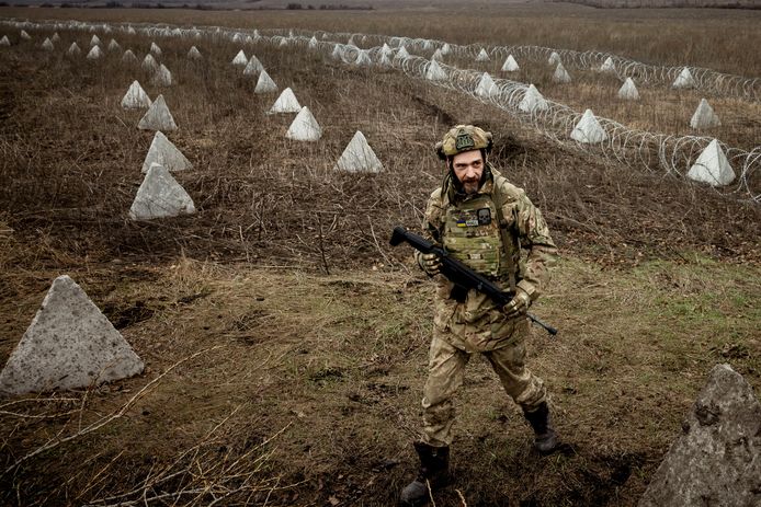 Drakentanden e prikkeldraad moeten de Russen op afstand houden in Koepiansk.