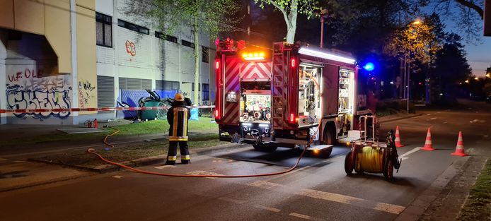 De hulpdiensten kwamen snel ter plaatsen. De brandweer had moeite om de twee inzittenden, twee jongens van 16 en 19 jaar oud, uit het volledig vernielde wrak te halen.