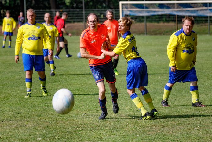 Schijndel - Op sportpark De Molenheide werd de veertiende editie van de Paragames gehouden. Voetbal tussen Schijndel (geel) en De Goalgetters (oranje).