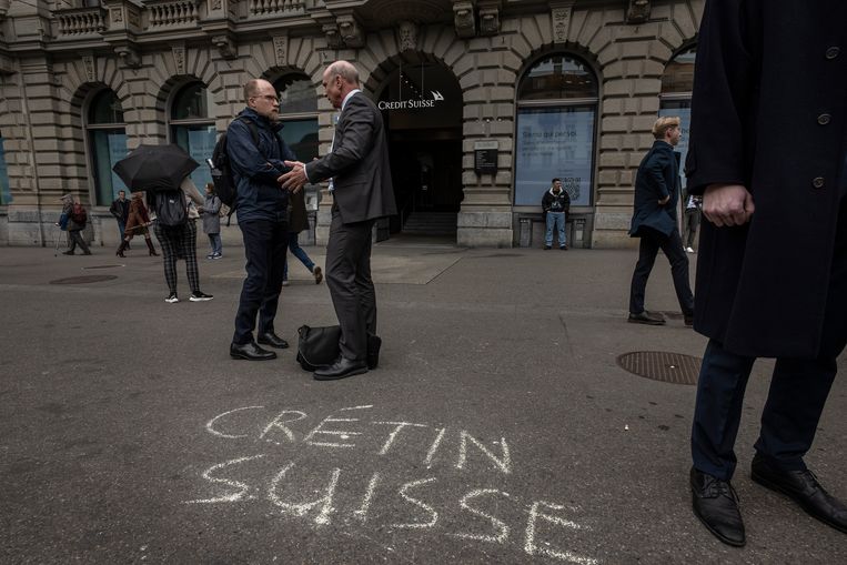 Het hoofdkantoor van Credit Swisse in Zürich. Cretin Suisse, vrij vertaald 'gekke zwitser', is een protestspreuk geworden. Beeld Jelle Krings 