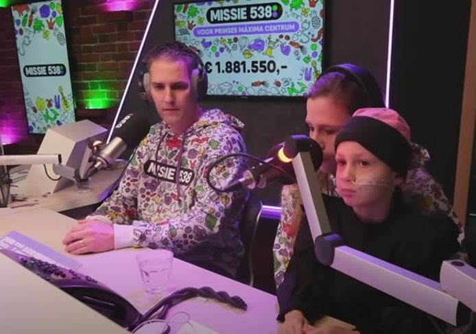 Nomi van der Linden samen met haar ouders in de studio van Radio 538.