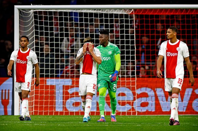 Ajax treurt na de 0-1 van Benfica.