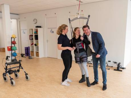 Niemand dacht dat ze ooit nog zo ver zou komen; Jennifer (26)  lag een halfjaar in coma en nu staat ze weer dankzij speciale lift