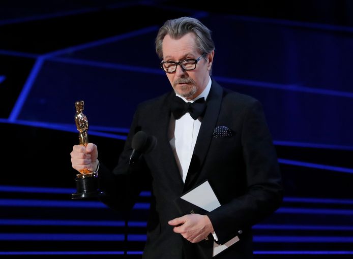 Gary Oldman accepteert zijn Oscar.