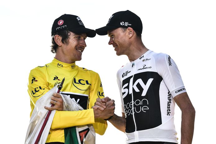 TOPSHOT - Tour de France 2018 winner Great Britain's Geraint Thomas (L), wearing the overall leader's yellow jersey, shakes hands with   third-placed Great Britain's Christopher Froome on the podium after the 21st and last stage of the 105th edition of the Tour de France cycling race between Houilles and Paris Champs-Elysees, on July 29, 2018. / AFP PHOTO / Jeff PACHOUD