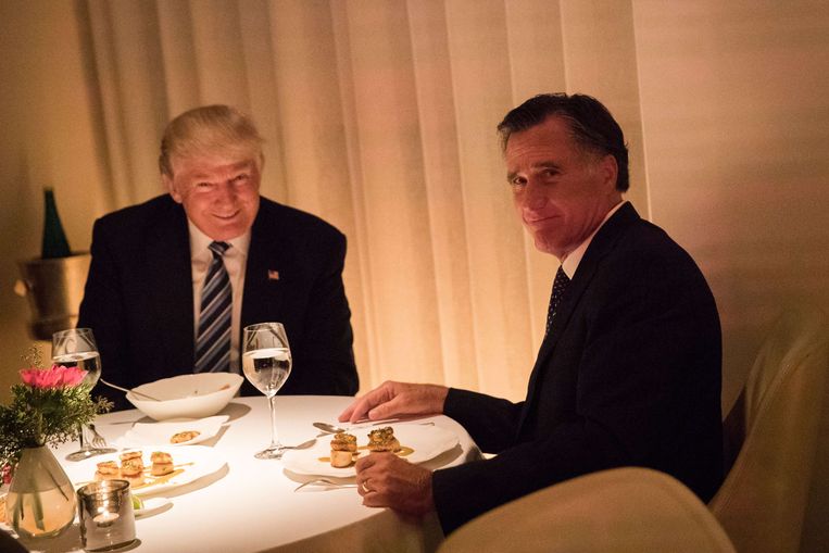 Donald Trump (links) en Mitt Romney tijdens een intiem diner in de Trump Tower. Beeld AFP