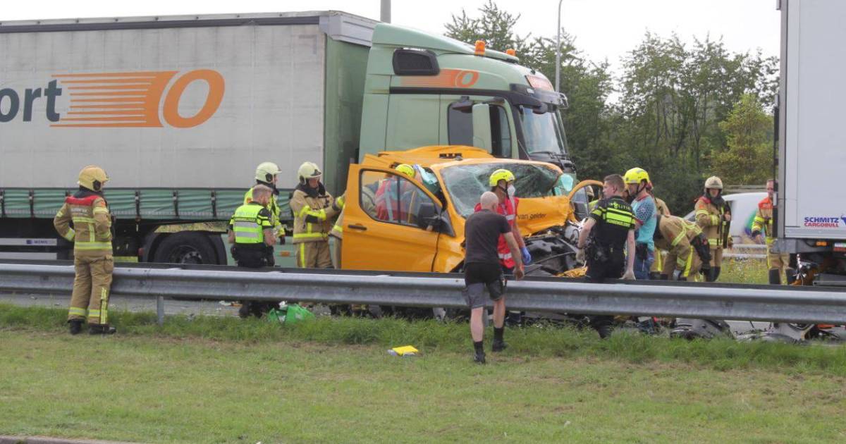 Zwaar ongeval op A50, traumahelikopter op snelweg.
