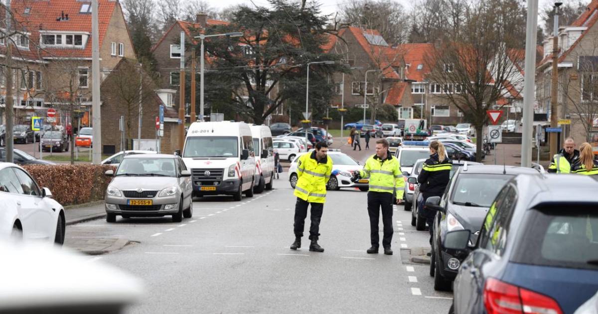 Kind ernstig gewond bij ongeluk in Arnhem; arts traumahelikopter stapt in bij ambulance.