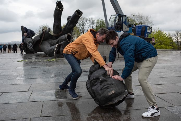 Een metershoog monument dat de vriendschap tussen Oekraïne en Rusland symboliseerde is neergehaald in Kiev.