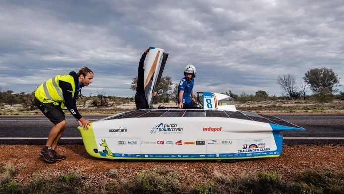 Punch Powertrain Solar Team tijdens de race nabij Kulgera in Australië.
