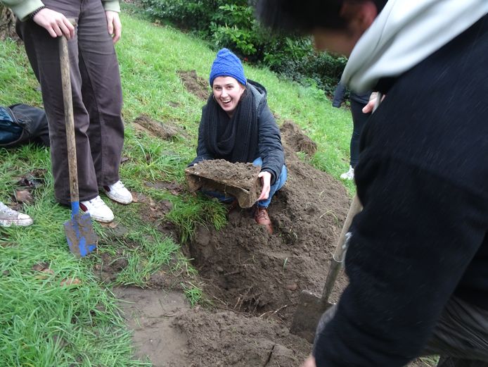 Jongeren en Maud Vanhauwaert graven tien jaar oude tijdscapsule op.