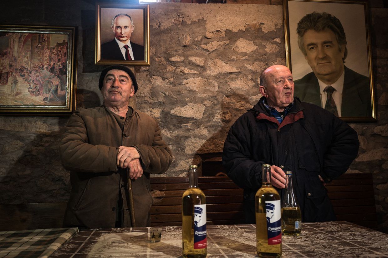 Petrušić Milutin en Petrušić Mališa bij 'Crimea pub' in Putinovo. Beeld Zolin Nicola