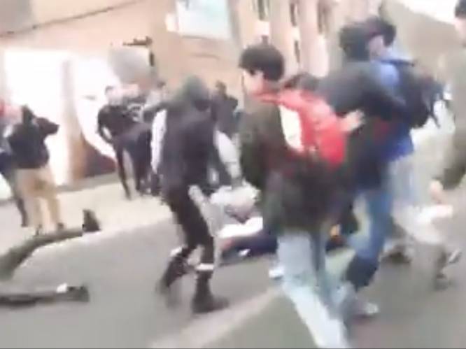 VIDEO. Twintigtal jongeren op de vuist aan schoolpoort: politie spoort betrokkenen op