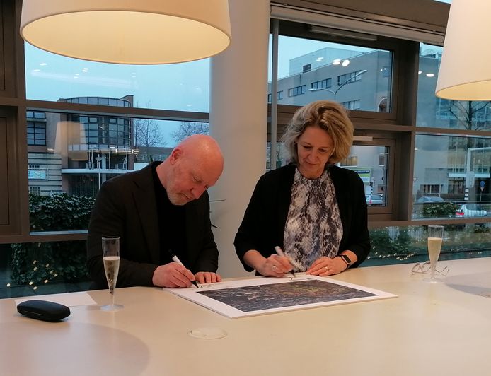 Alwel-bestuurder Karo van Dongen en directrice Ingeborg Verheijen van Hazenberg/TBI ondertekenen de overeenkomst voor nieuwbouw in de Josephwijk.