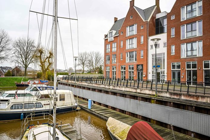 Slechte steigers, watersporters die snel rechtsomkeert maken en langdurige leegstand van een restaurant aan de haven. Er mankeert nogal wat aan de Oudenbossche haven, maar het gemeentebestuur vindt het wel meevallen.