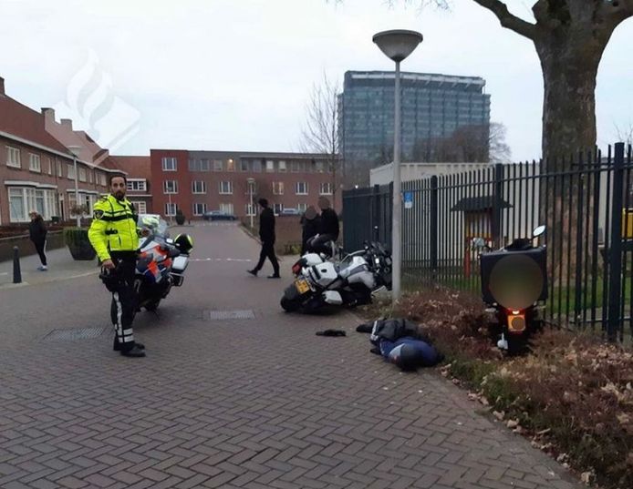 Een agent is zondag van zijn motor getrapt in Eindhoven.