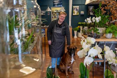 Laura sluit haar bloemenwinkel en gaat met pensioen: ‘Bloemstuk voor koningin Beatrix zal ik nooit v