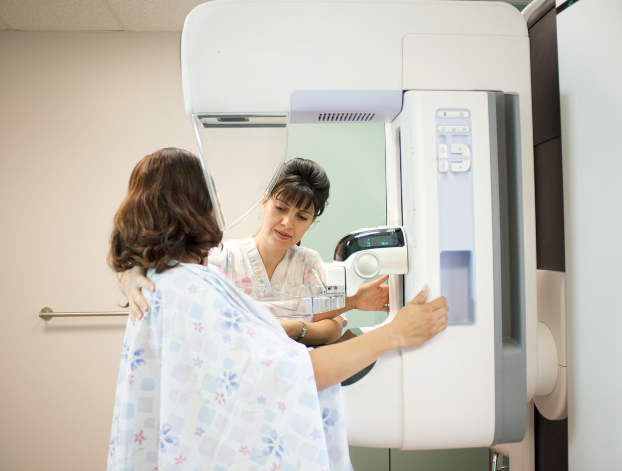 Een mammografie, ofwel een röntgenonderzoek van de borst. In België krijgt één op de acht vrouwen ooit de ­diagnose borstkanker te horen. Beeld Getty Images