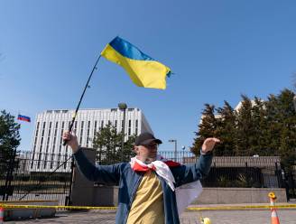 Pro-Oekraïense activisten plaatsen bord met “Zelensky-straat” voor Russische ambassade in Washington