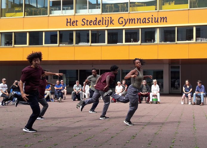 De vijf dansers in Born to Manifest van de Londense choreograaf Joseph Toonga in actie op het Bossche Mercatorplein tijdens Theaterfestival Boulevard.