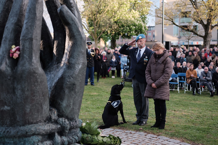 A veteran lays a wreath at the commemoration in Doetinchem.