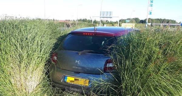 Auto belandt na botsing tussen het groen op Waalwijkse rotonde.