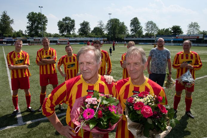Frits en Gerrit (r) de Munnik zijn zaterdagmiddag in het zonnetje gezet bij hun afscheid als voetballers bij Go-Ahead Kampen.