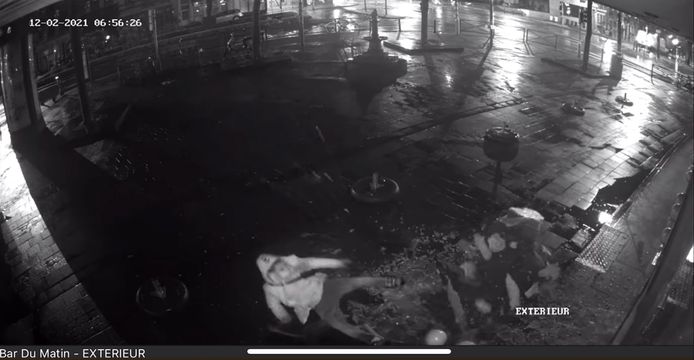 Les faits ont eu lieu jeudi passé peu avant 7 heures du matin, selon les images de vidéosurveillance
