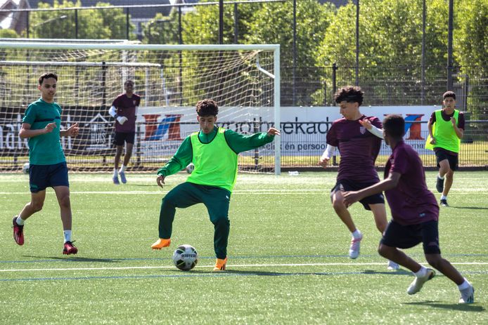 Het team van de Mahd Academy uit Saudie Arabië werkte vrijdagmiddag een training af op het complex van OJC Rosmalen.
