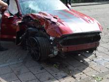 Amerikaanse sportauto knalt tegen boom en raakt zwaar beschadigd
