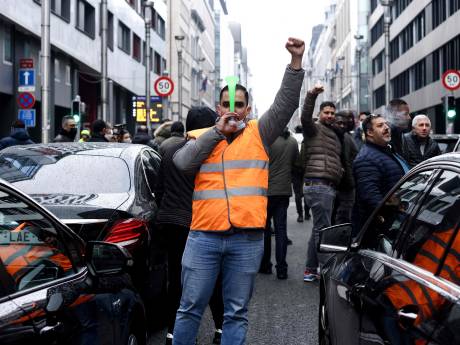 Uber: la majorité bruxelloise, sans le PS et Ecolo, dépose une proposition de solution provisoire