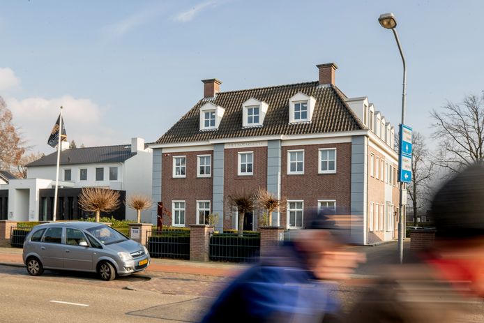 Een voormalig boekhouder en administrateur van het Notarishuys Veldhoven, een nu 53-jarige man uit Nuenen, gebruikte de derdengeldenrekening jarenlang als flappentap.