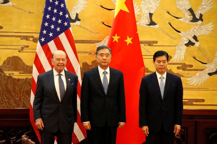 De Amerikaanse minister van Handel Wilbur Ross, de Chinese vicepremier Wang Yang en de Chinese minister van Handel Zhong Shan in Peking.