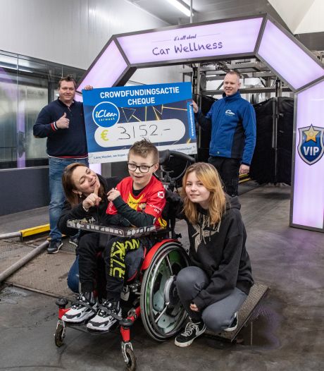 Wasstraat helpt Hayden (10) uit Deventer op weg met een nieuwe rolstoelbus: ‘Ineens wasten we 3000 auto’s in een week’
