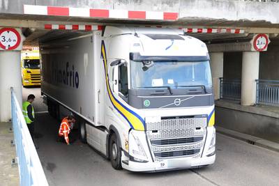 Alweer een vrachtwagen muurvast onder berucht viaduct in Waalwijk