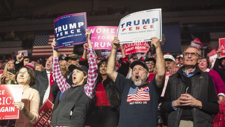 Supporters van Trump tijdens een campagnebijeenkomst in Manchester, New Hampshire. Beeld afp