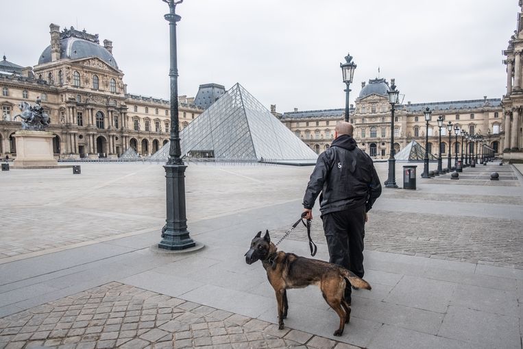 Het Louvre in Parijs is al langer gesloten, de straten van Parijs nu ook.  Beeld Joris Van Gennip