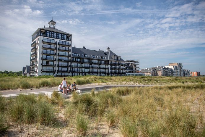 Nieuw Strandhotel in Cadzand-Bad, de vele nieuwbouw in Cadzand-Bad oogst kritiek, zo staat in de visie toeristische streekpromotie en gastheerschap van de gemeente Sluis op basis van een onderzoek onder bezoekers.
