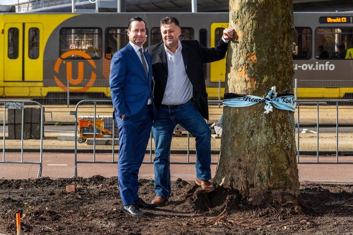 Mustafa Ercan (rechts) en zijn juridisch adviseur Karim Aachboun op het 24 Oktoberplein in Utrecht waar op 18 maart vorig jaar de aanslag op de tram werd gepleegd.