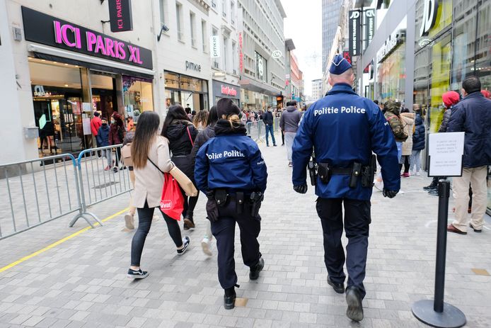 Policiers en patrouille, samedi dernier, à la rue Neuve, à Bruxelles