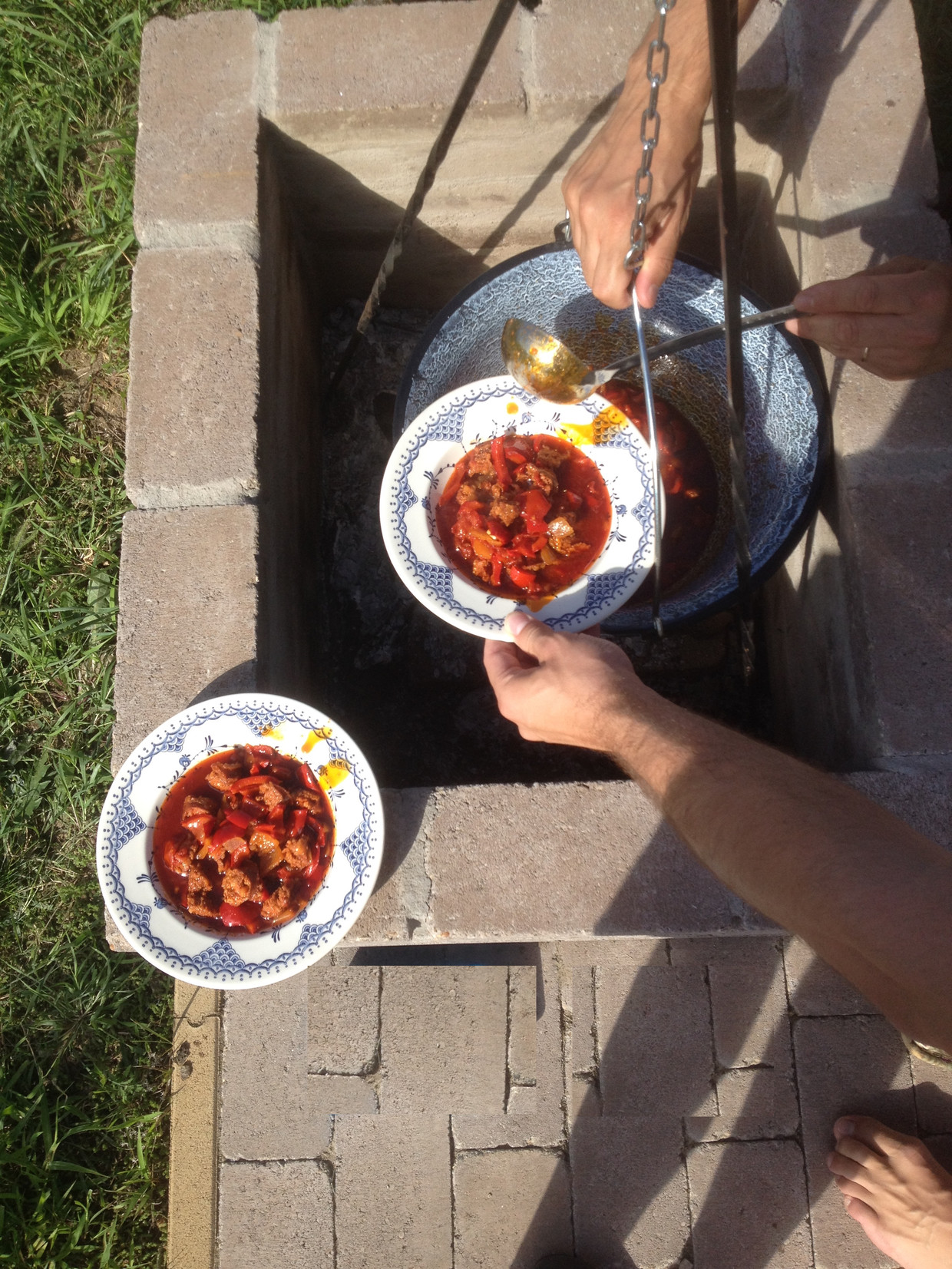 Goulash in de tuin van Jacob Eijkelboom en zijn partner.  Beeld Jacob Eikelboom