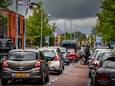 Op drukke tijden staat het verkeer in de Herenstraat in Wateringen altijd vast.