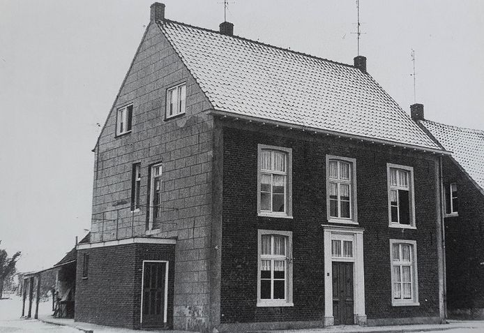 Het raadhuis van Maashees en Overloon in Maashees, anno 1967. Foto uit: ‘33 dorpen en een stad’, Douma/Van den Brand