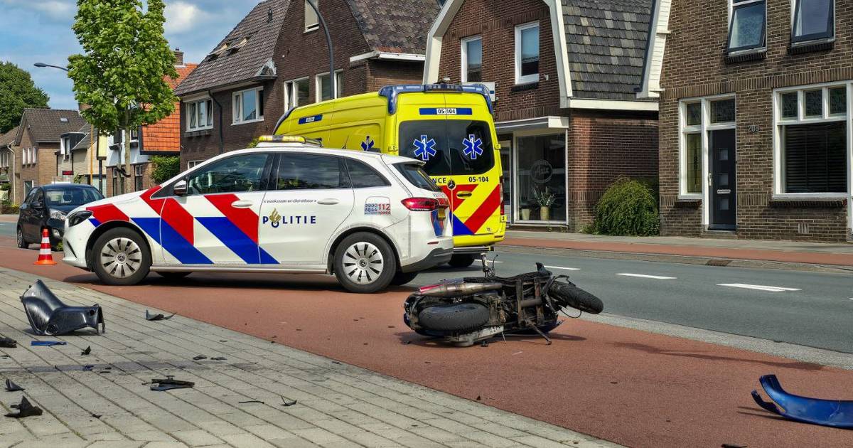 Weg bezaaid met brokstukken na aanrijding in Hengelo.