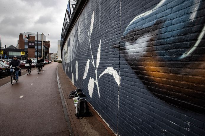 De muurschildering in wording op de muur aan de Kegelbaan in het centrum van Helmond.
