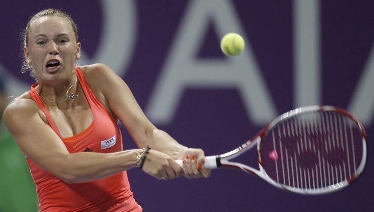Wozniacki veegde haar opponent in de halve finale van de baan. Beeld reuters